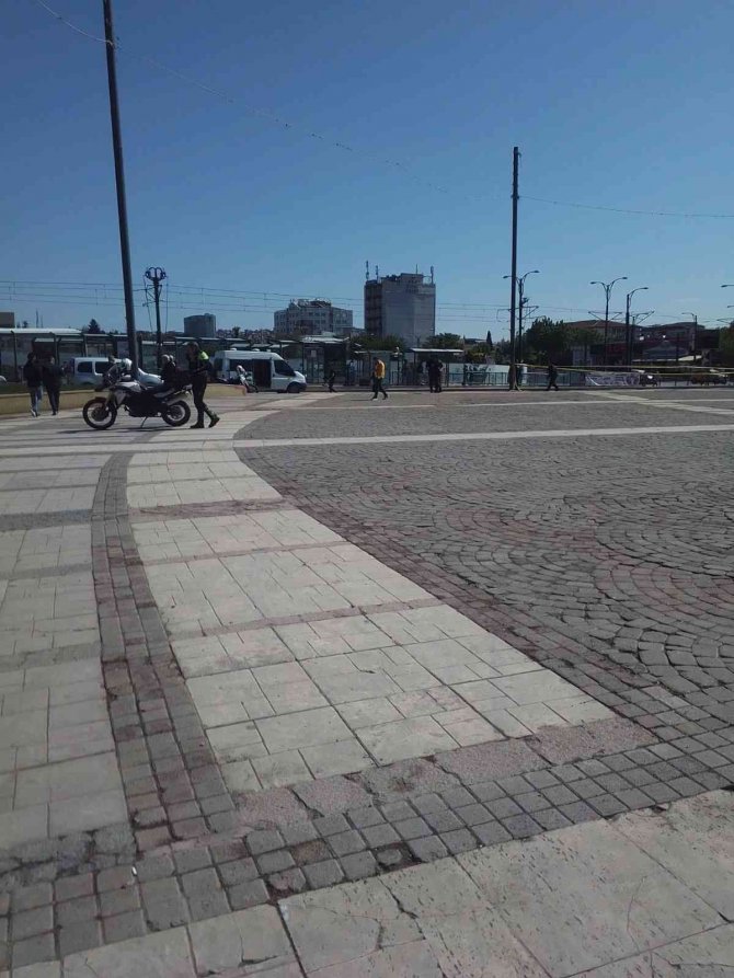 Meydanda unutulan çanta bomba paniğine neden oldu