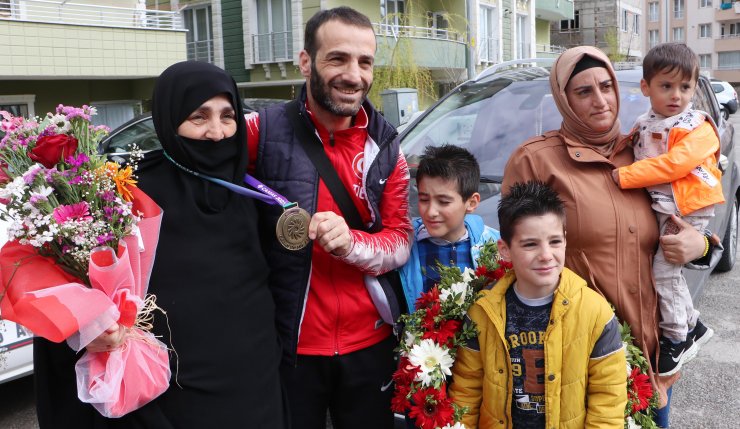 Olimpiyat madalyasını annesine hediye etti