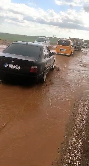 Silvan'da sel; Batman yolunu su bastı, kaya parçaları düştü