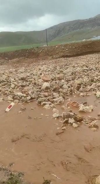 Silvan'da sel; Batman yolunu su bastı, kaya parçaları düştü