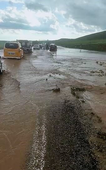 Silvan'da sel; Batman yolunu su bastı, kaya parçaları düştü