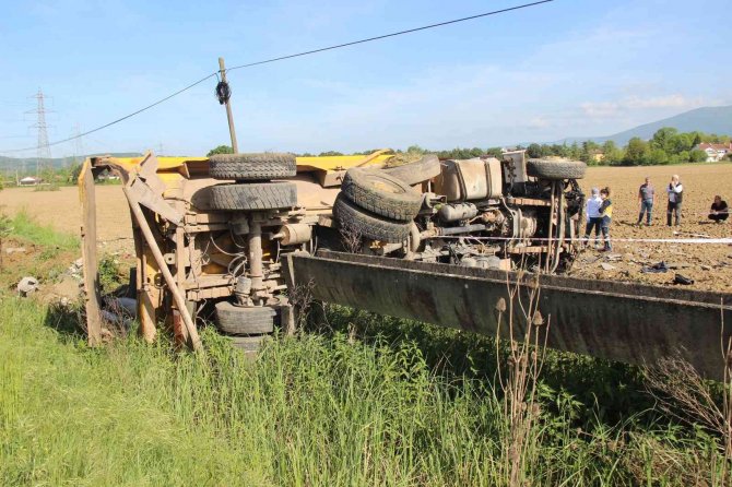 Su kanalına çarpan kamyon devrildi: 1 ölü