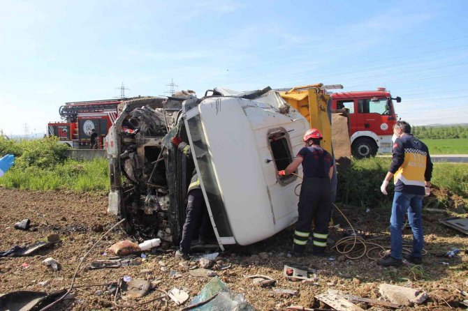 Su kanalına çarpan kamyon devrildi: 1 ölü
