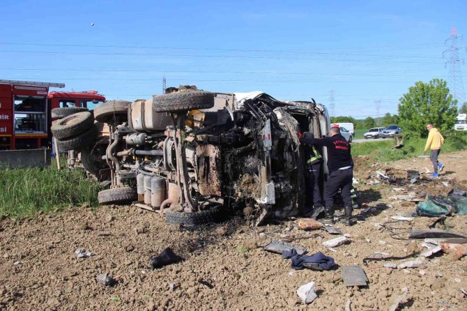 Su kanalına çarpan kamyon devrildi: 1 ölü