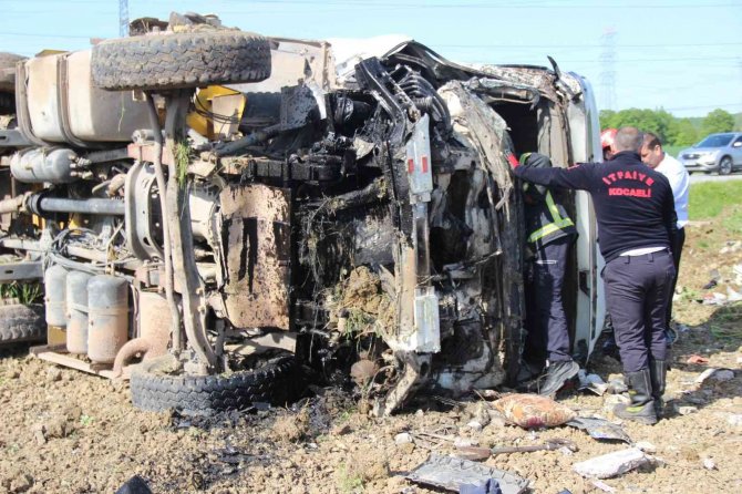 Su kanalına çarpan kamyon devrildi: 1 ölü