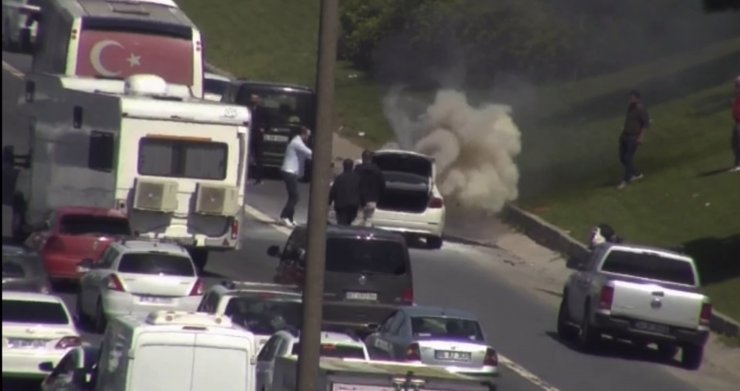 TEM Otoyolu'nda otomobil yandı