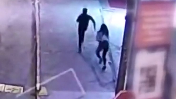 Turistin cep telefonunu çaldı 