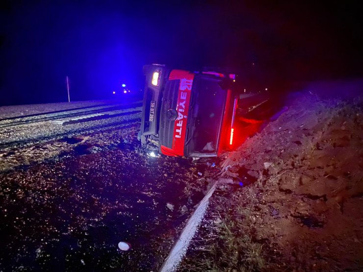 Yangına giderken devrilen itfaiye aracının sürücüsü öldü