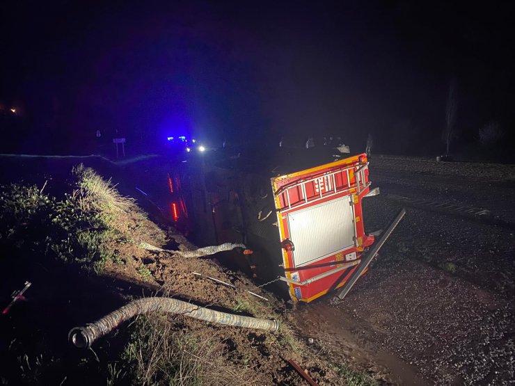 Yangına giderken devrilen itfaiye aracının sürücüsü öldü
