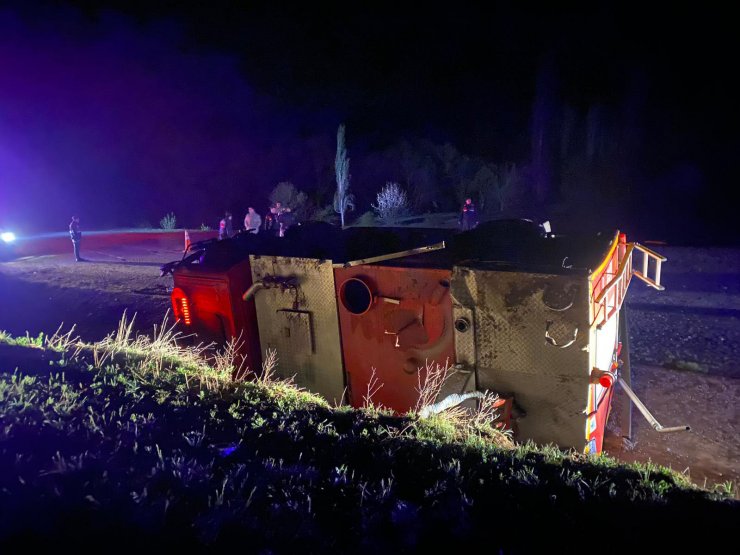 Yangına giderken devrilen itfaiye aracının sürücüsü öldü
