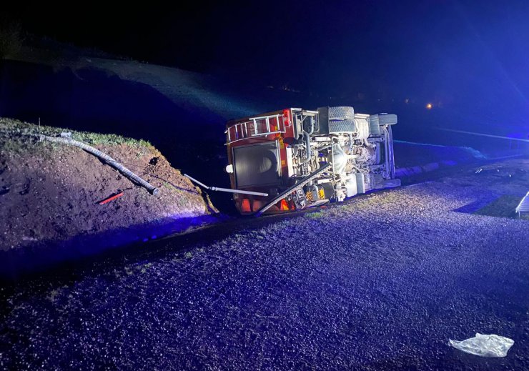 Yangına giderken devrilen itfaiye aracının sürücüsü öldü