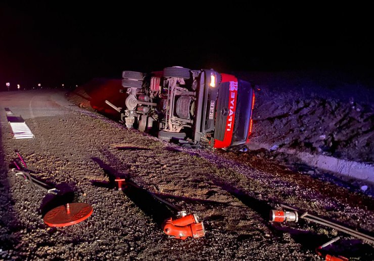 Yangına giderken devrilen itfaiye aracının sürücüsü öldü