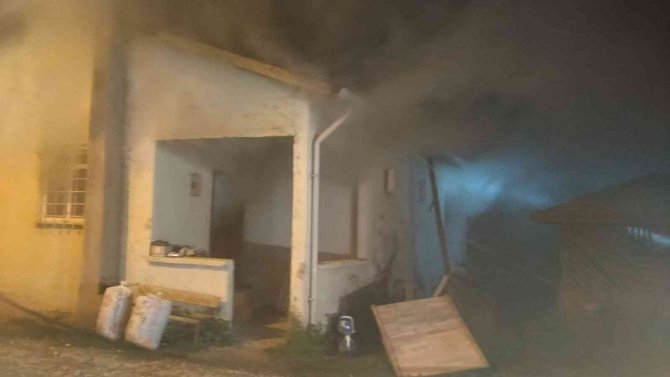 Alevlere teslim olan caminin lojmanı kullanılamaz hale geldi