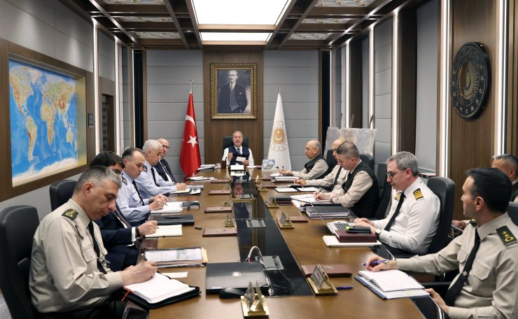 Bakan Akar'dan komutanlarla toplantı