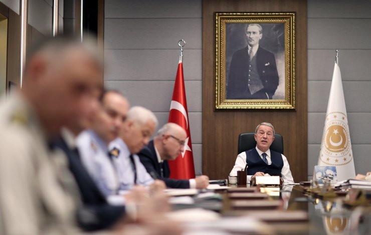 Bakan Akar'dan komutanlarla toplantı