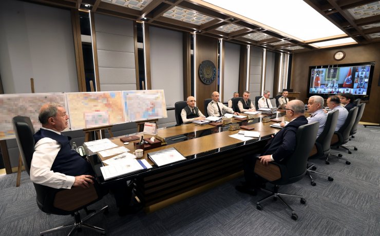 Bakan Akar'dan komutanlarla toplantı