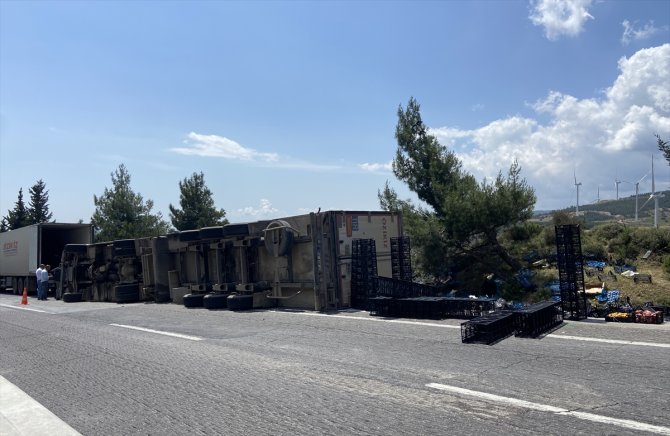 Devrilen meyve yüklü tırın sürücüsü yaralandı