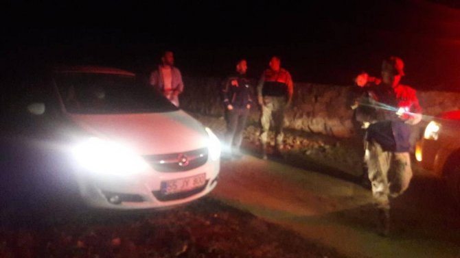 Çamurlu yolda mahsur kalan otomobildeki 2 kişi, AFAD ekiplerince kurtarıldı