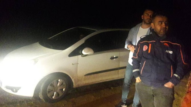 Çamurlu yolda mahsur kalan otomobildeki 2 kişi, AFAD ekiplerince kurtarıldı