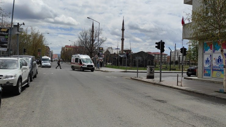 Cezaevinden çıktı, kırmızı ışıkta otomobildeki husumetlilerini vurdu