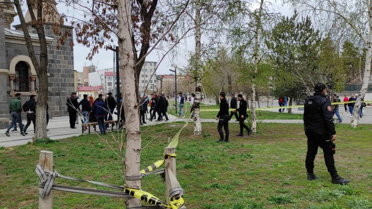 Cezaevinden çıktı, kırmızı ışıkta otomobildeki husumetlilerini vurdu