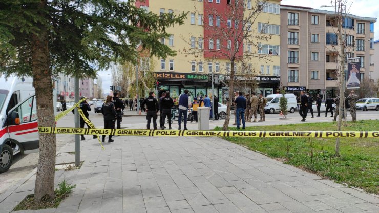 Cezaevinden çıktı, kırmızı ışıkta otomobildeki husumetlilerini vurdu