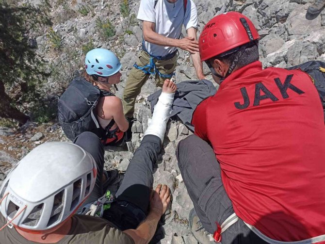 Dağa tırmanırken ayağını kırıp mahsur kaldı