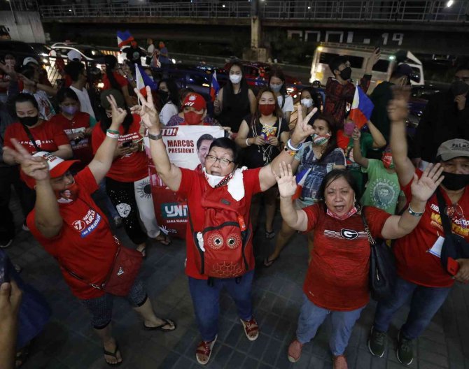 Filipinlerdeki devlet başkanlığı seçiminde eski diktatörün oğlu açık ara önde