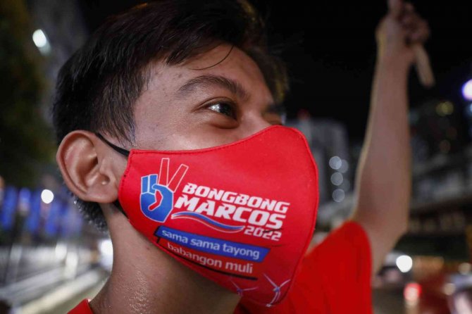 Filipinlerdeki devlet başkanlığı seçiminde eski diktatörün oğlu açık ara önde