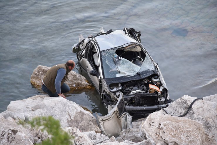 Göle uçan otomobildeki 2 kişi yaralandı