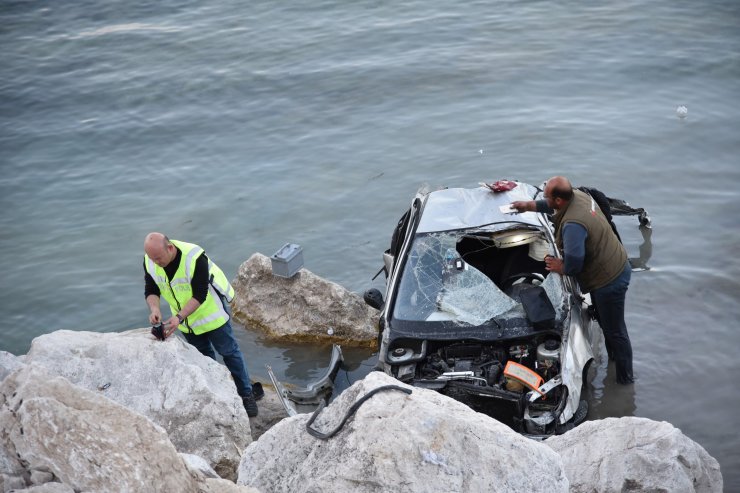 Göle uçan otomobildeki 2 kişi yaralandı