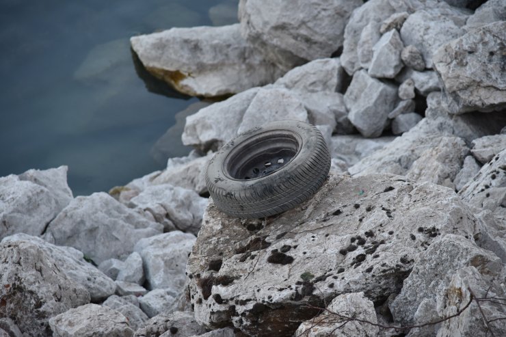 Göle uçan otomobildeki 2 kişi yaralandı