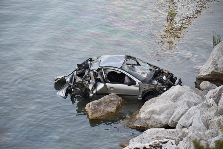 Göle uçan otomobildeki 2 kişi yaralandı