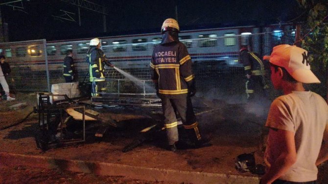 Gündüz içilen nargilenin közü barakayı küle çevirdi