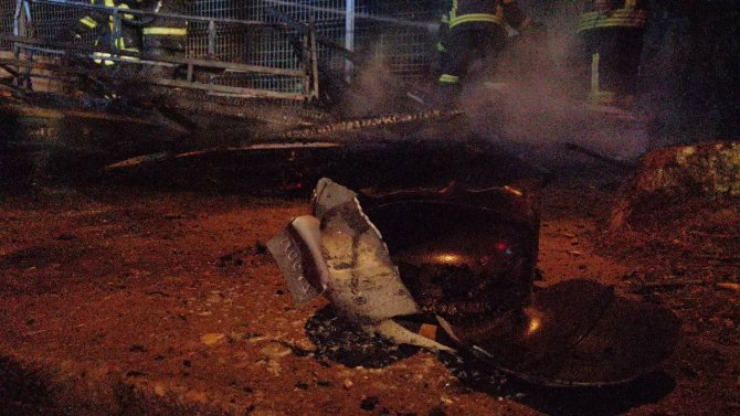 Gündüz içilen nargilenin közü barakayı küle çevirdi