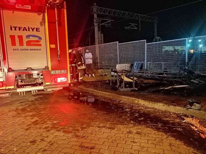 Gündüz içilen nargilenin közü barakayı küle çevirdi