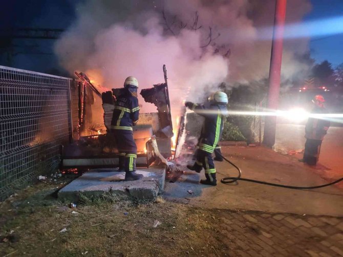 Gündüz içilen nargilenin közü barakayı küle çevirdi