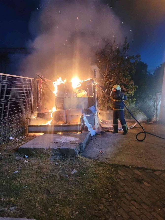 Gündüz içilen nargilenin közü barakayı küle çevirdi