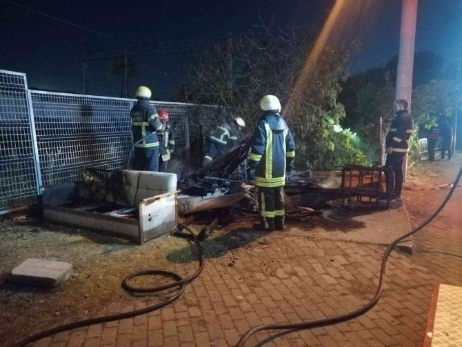 Gündüz içilen nargilenin közü barakayı küle çevirdi