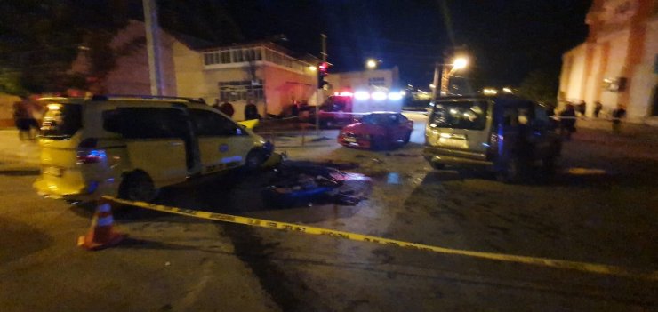 Hafif ticari araç ile taksi çarpıştı