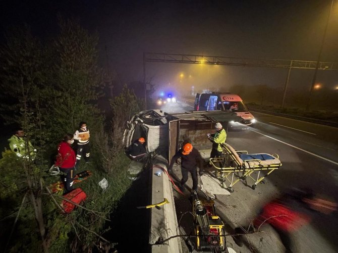 Hafif ticari araca çarpan kamyonet devrildi: 2 yaralı