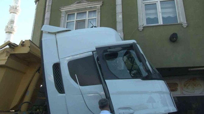 Hafriyat kamyonu binaya çarptı, korku dolu anlar yaşandı