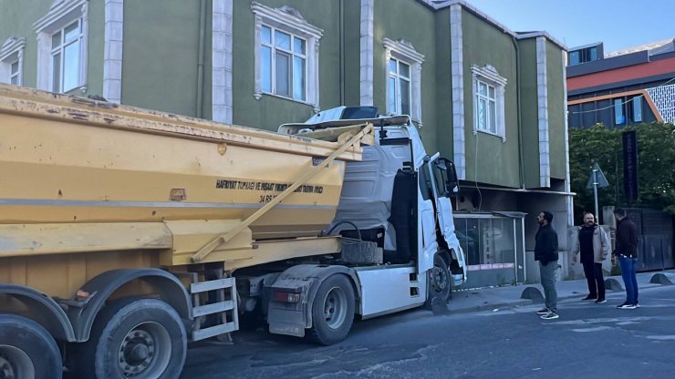 Hafriyat yüklü kamyon binaya çarptı