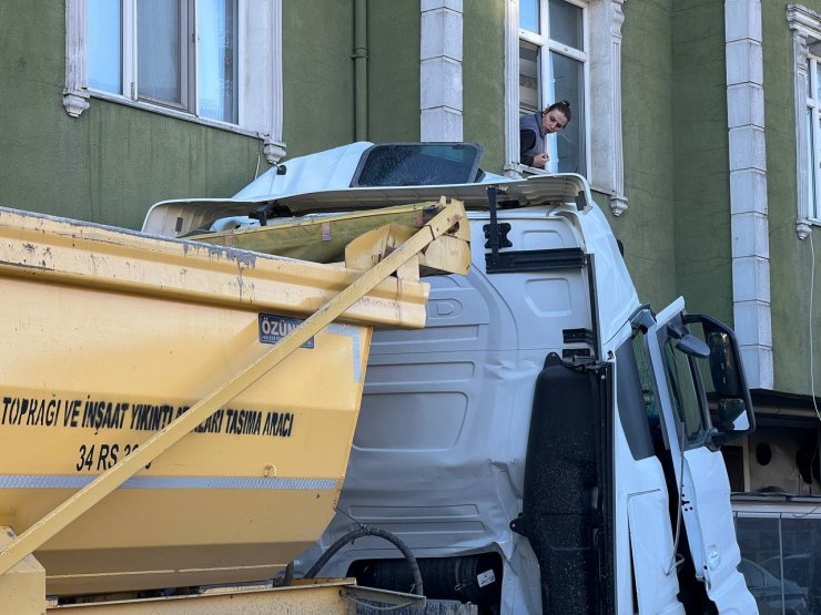 Hafriyat yüklü kamyon binaya çarptı