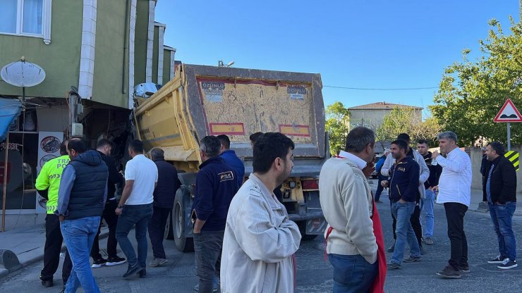 Hafriyat yüklü kamyon binaya çarptı