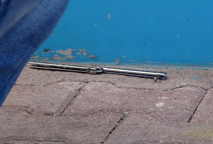 İç çamaşırı çaldığı anlaşılınca kasiyeri bıçakla tehdit etti