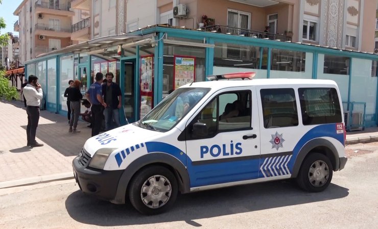 İç çamaşırı çaldığı anlaşılınca kasiyeri bıçakla tehdit etti