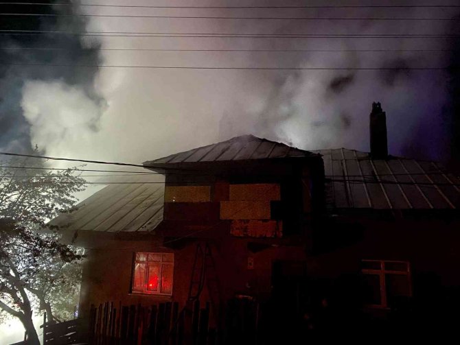 İki katlı ev yangında hasar gördü