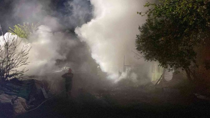 İki katlı ev yangında hasar gördü