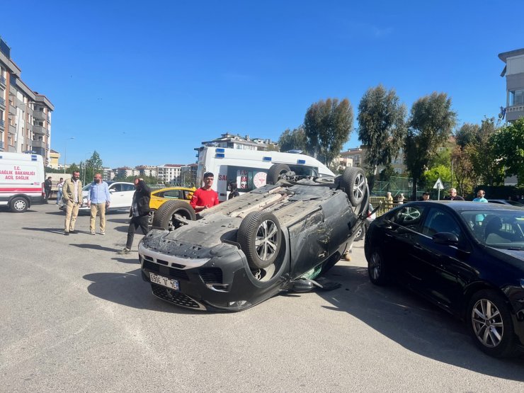 İki sokak kesişiminde kaza, 2 yaralı